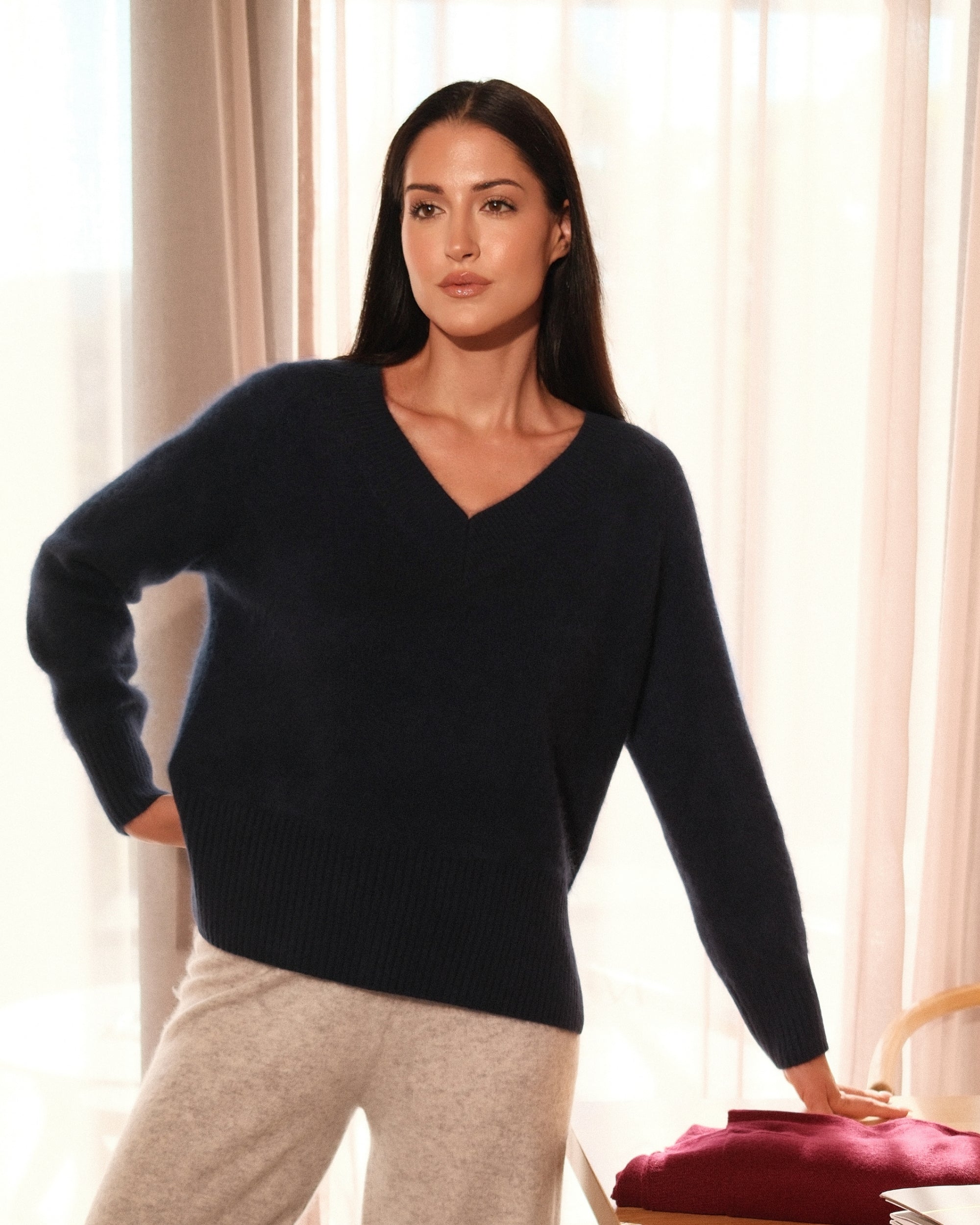 SAINTE MER V-Neck Pullover mit Raglanärmeln aus 95% Merinowolle und 5% Kaschmir in Navy, Vorderansicht