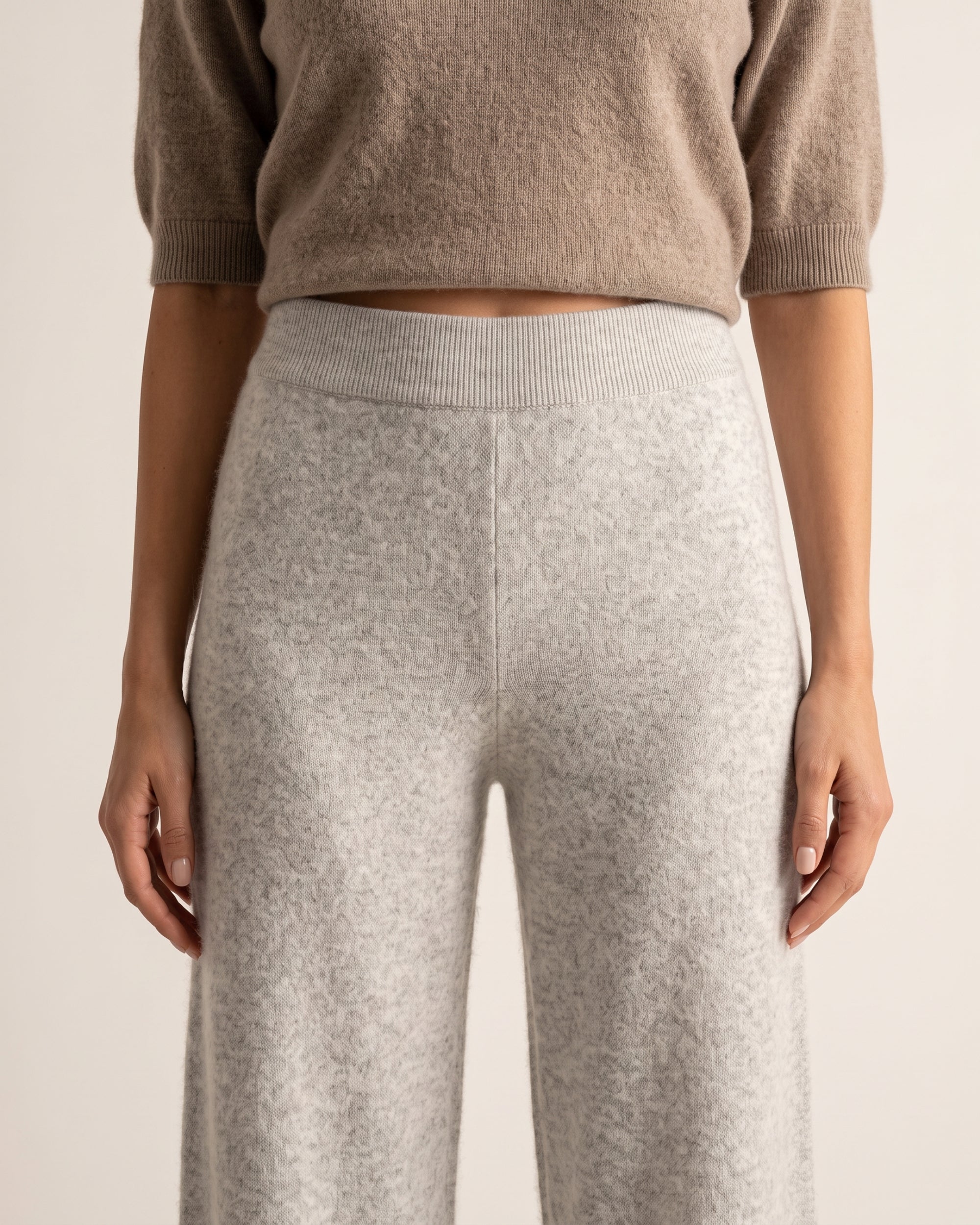 Strickhose Wide Leg in Silver Melange, breit gerippter Bund im Detail