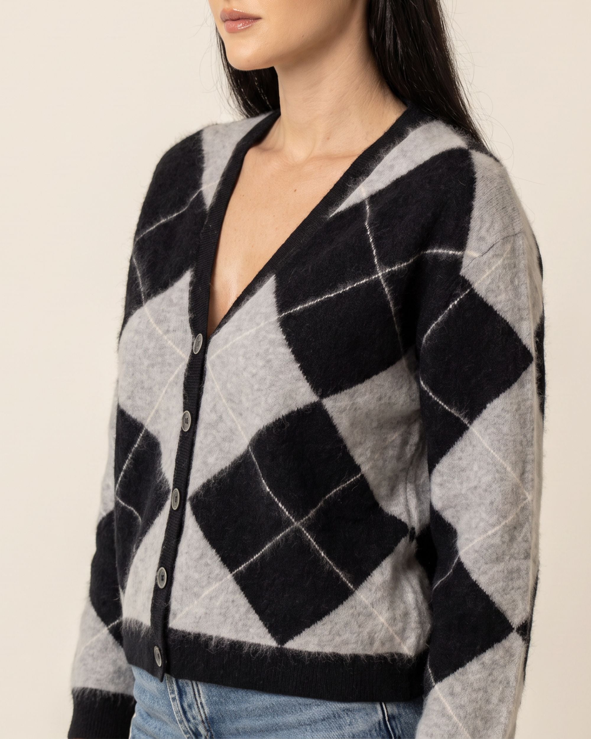 Argyle Strickjacke V-Ausschnitt in Black Silver White, Detail Kettenstich-Diagonalen