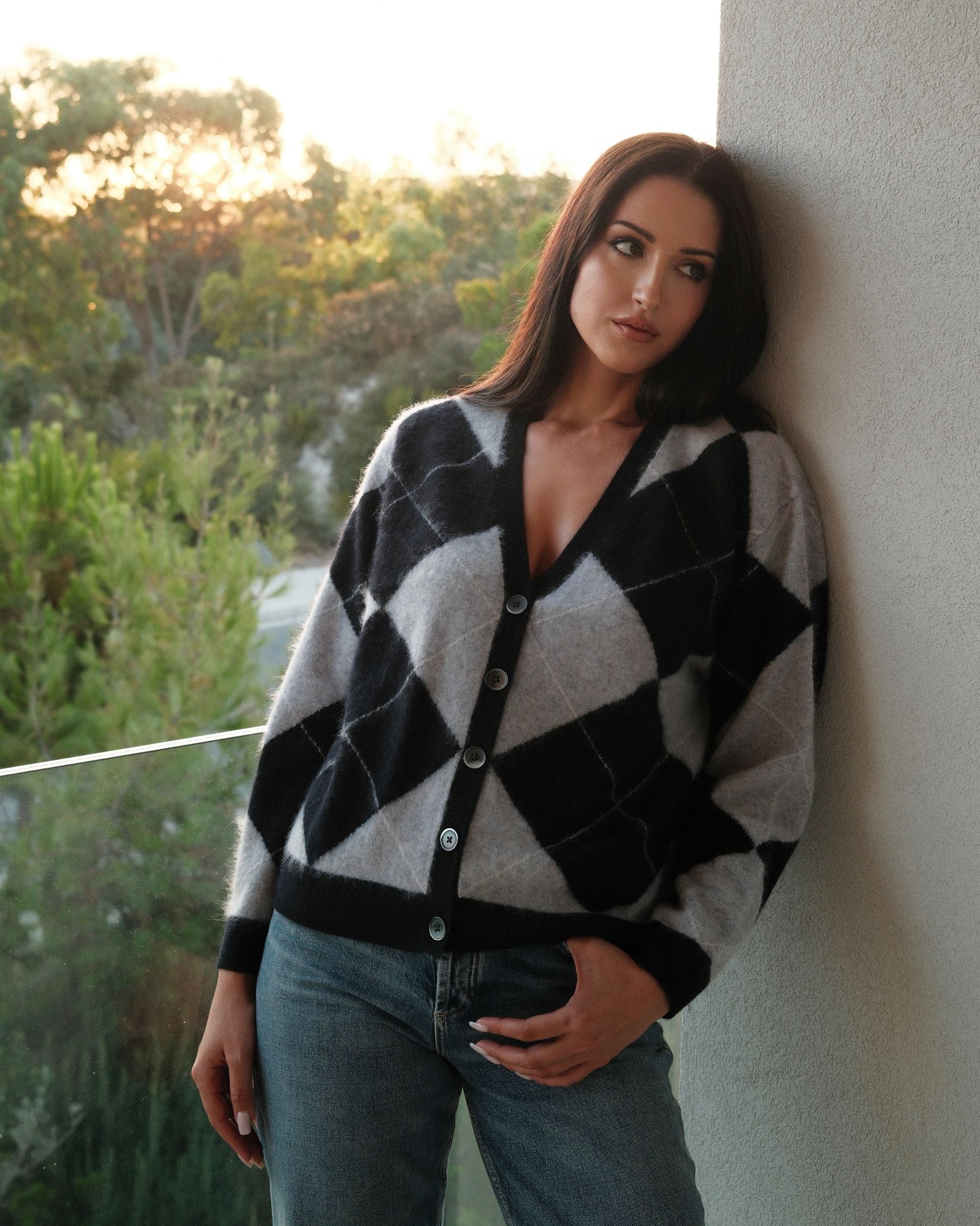 Argyle Strickjacke V-Ausschnitt in Black Silver White, Look mit weiter Strickhose
