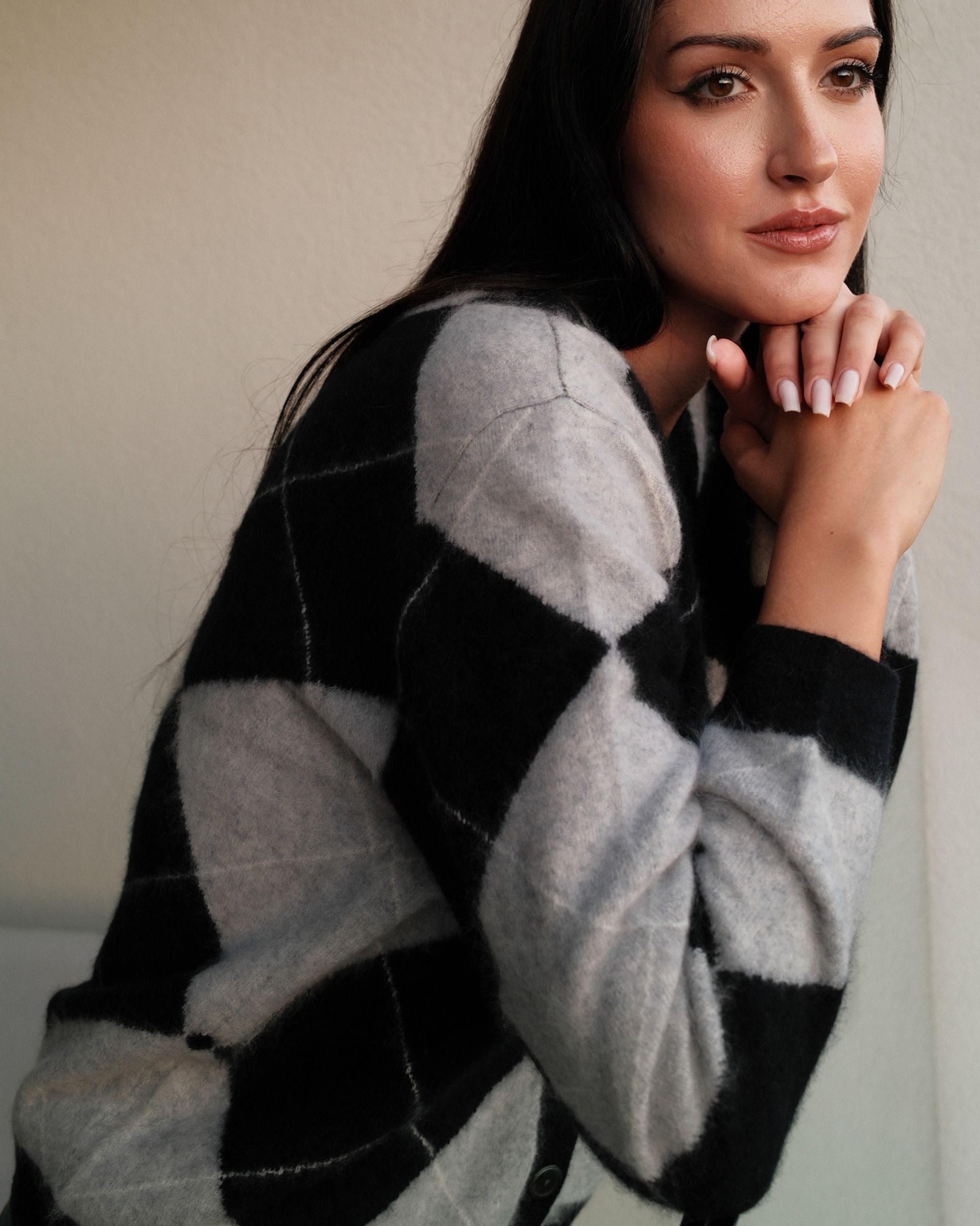 Argyle Strickjacke V-Ausschnitt in Black Silver White, offen getragen über weißem Shirt
