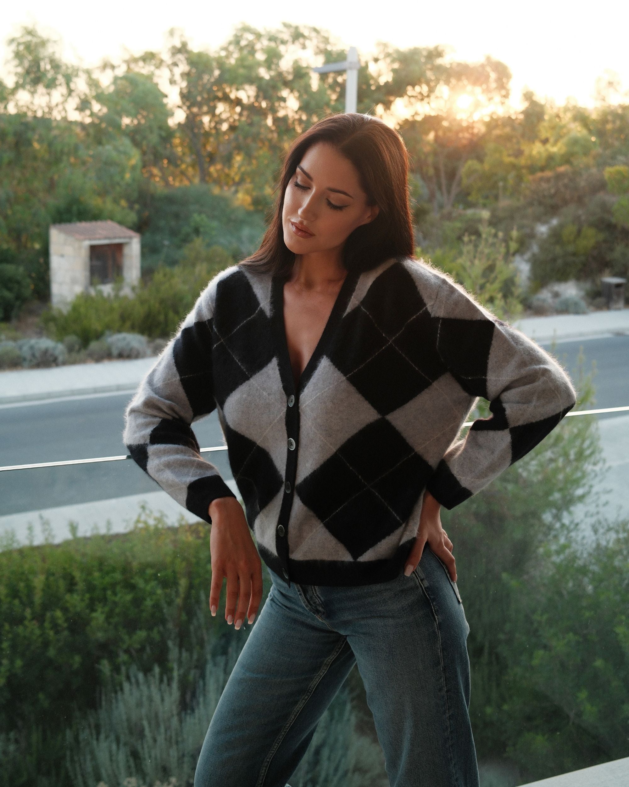 Argyle Strickjacke V-Ausschnitt in Black Silver White, Nahaufnahme der Strickoberfläche