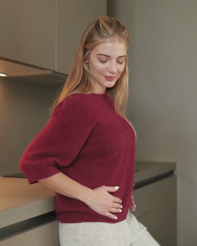 Video: Kurzarm Pullover in Berry in Bewegung