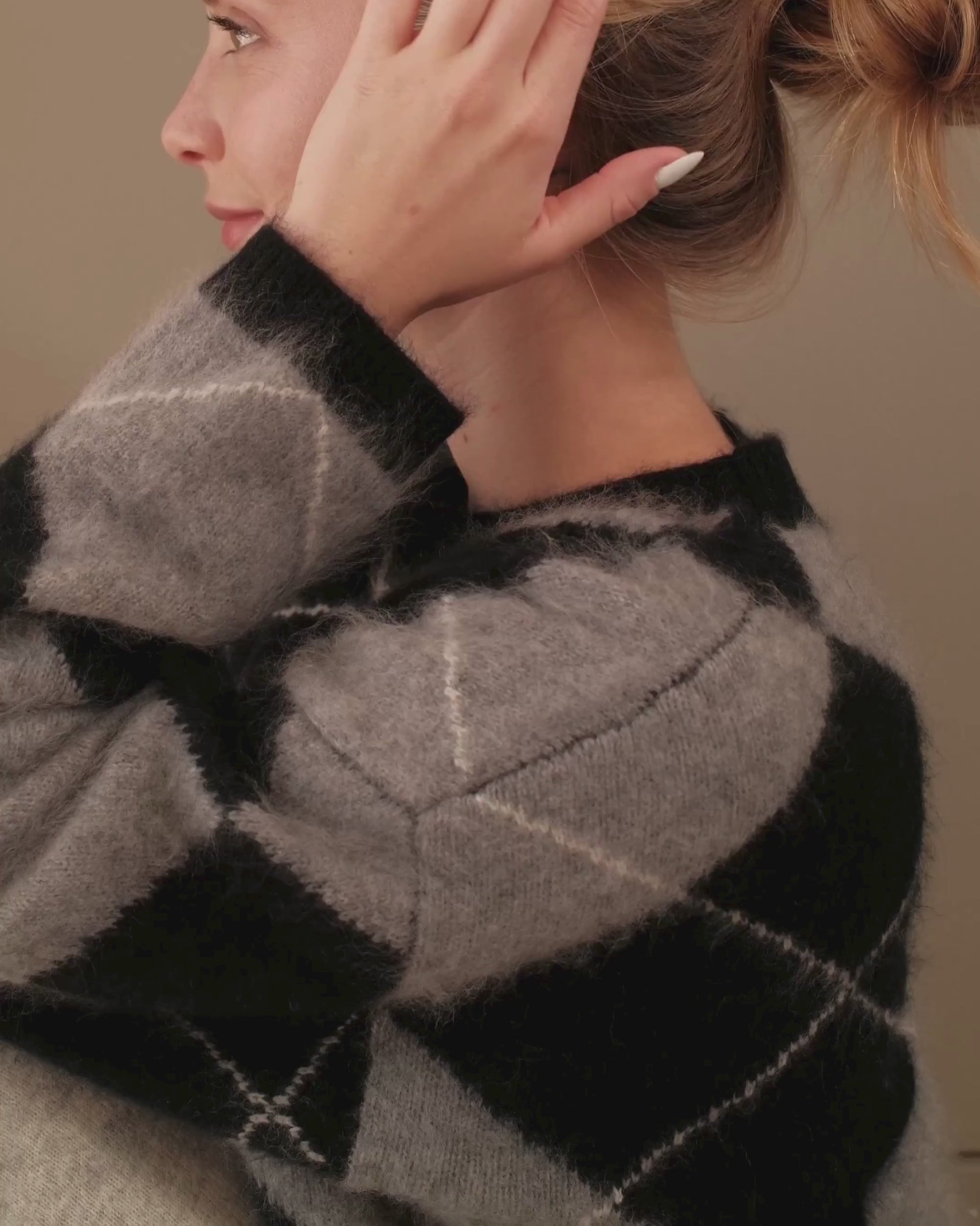 Video: Argyle Pullover Rundhals in Flanell Black White, Detail und Fall des Stricks