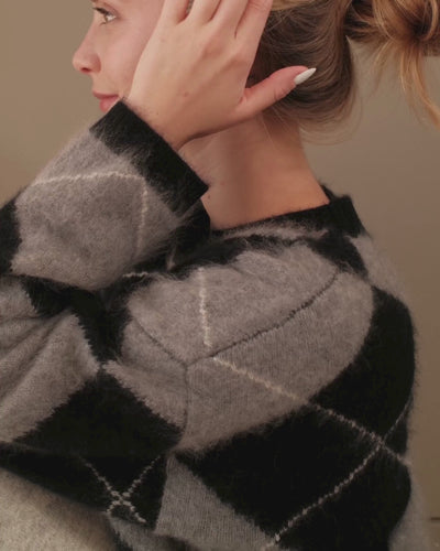 Video: Argyle Pullover Rundhals in Flanell Black White, Detail und Fall des Stricks