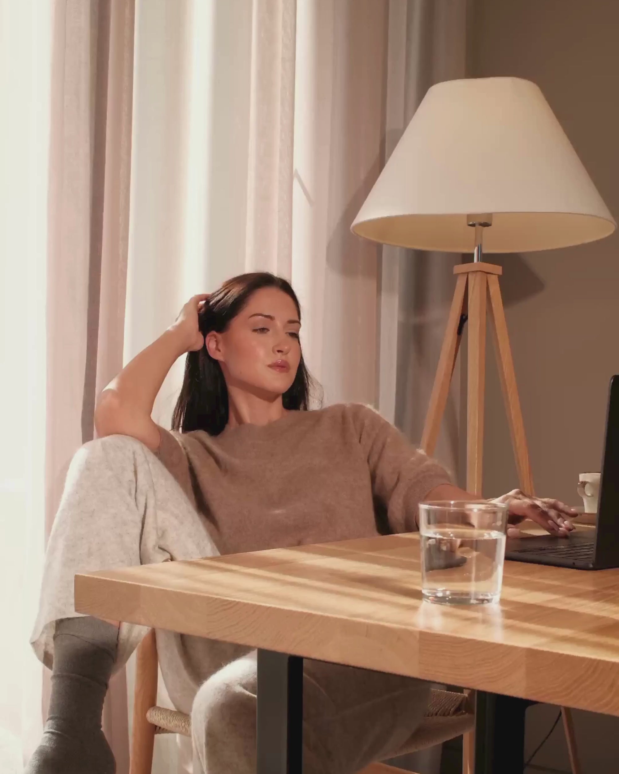 Video: Kurzarm Pullover in Taupe Melange in Bewegung