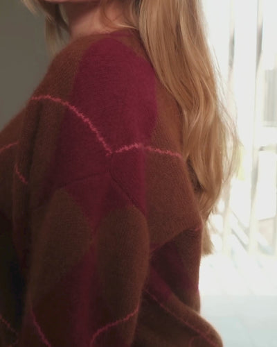 Video: Argyle Pullover Rundhals in Toffee Blush Lipstick in Bewegung