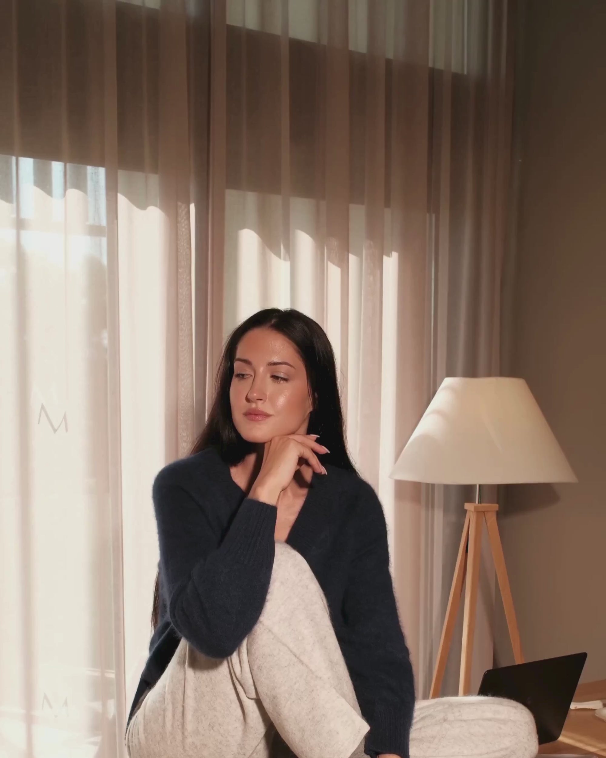 Video: V-Neck Pullover in Navy in Bewegung