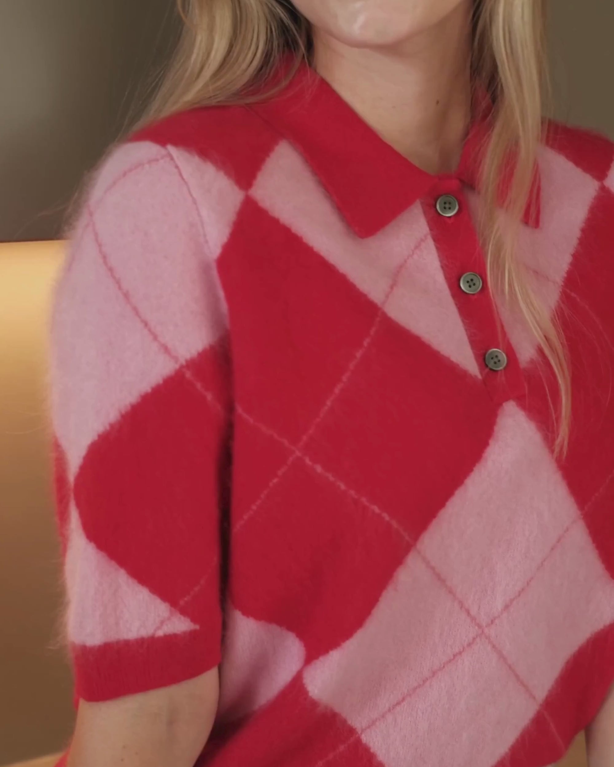 Video: Argyle Strick-Polo in Red Rose Lipstick in Bewegung