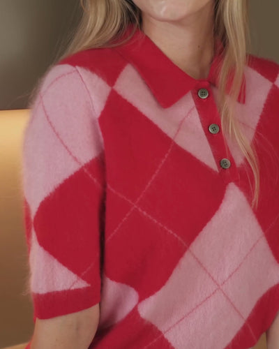 Video: Argyle Strick-Polo in Red Rose Lipstick in Bewegung