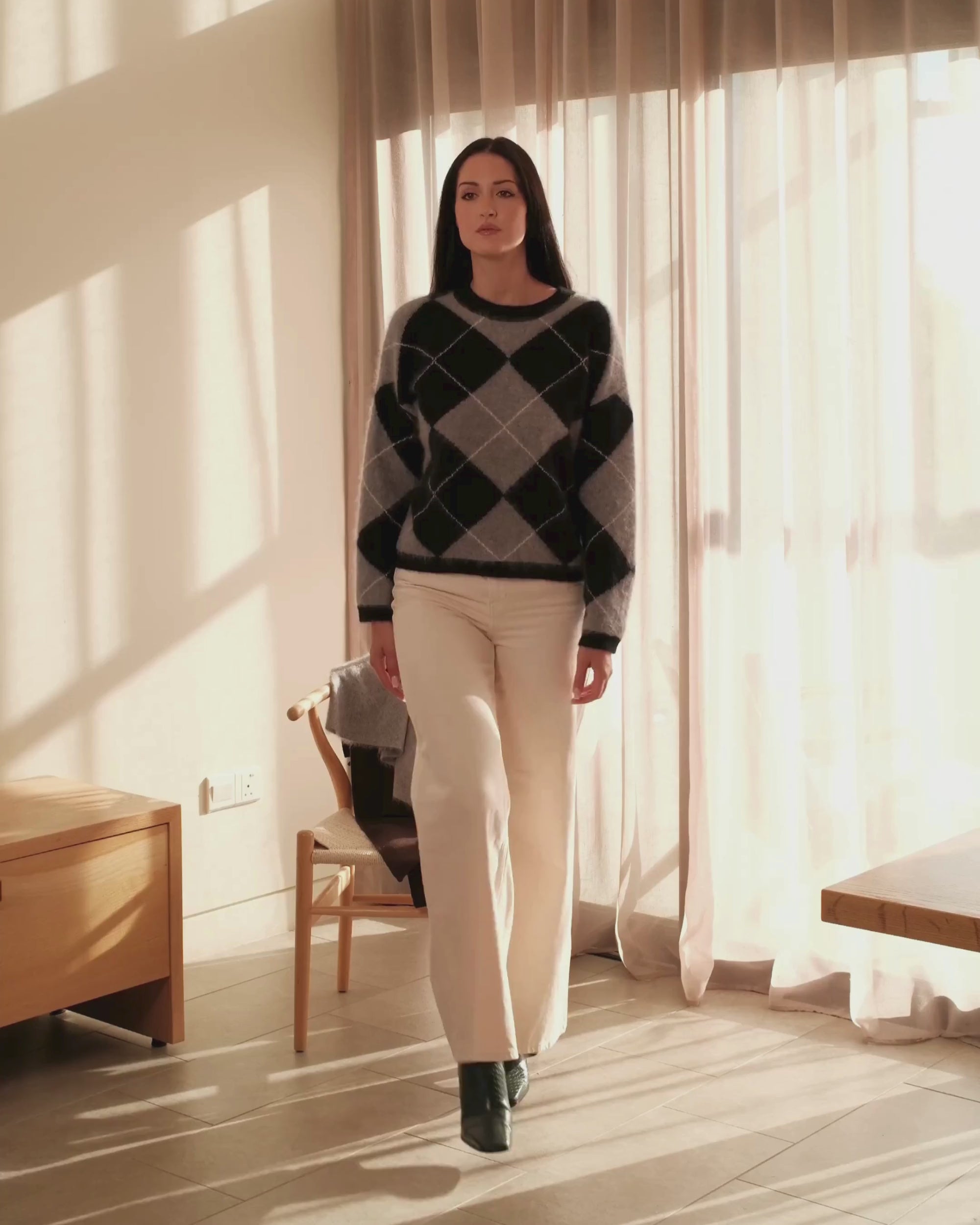 Video: Argyle Pullover Rundhals in Flanell Black White in Bewegung