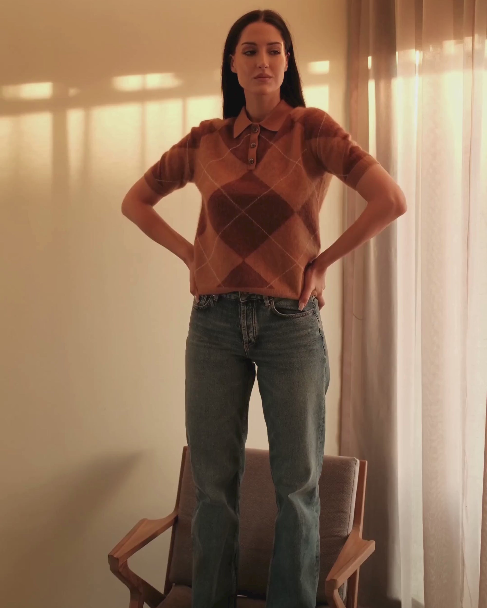 Video: Argyle Strick-Polo in Cinnamon Toffee White, Detail und Fall des Stricks