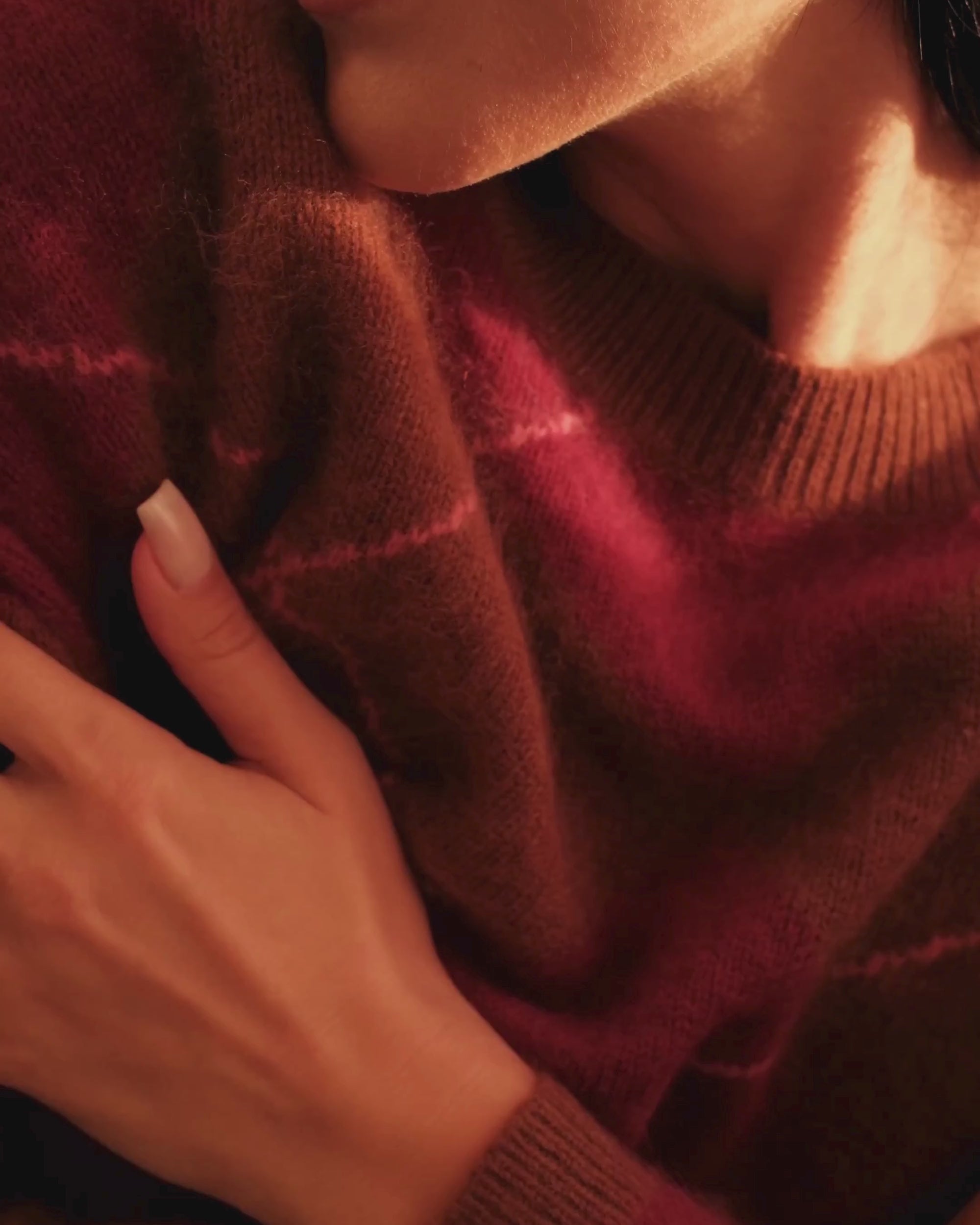 Video: Argyle Pullover Rundhals in Toffee Blush Lipstick, Detail und Fall des Stricks